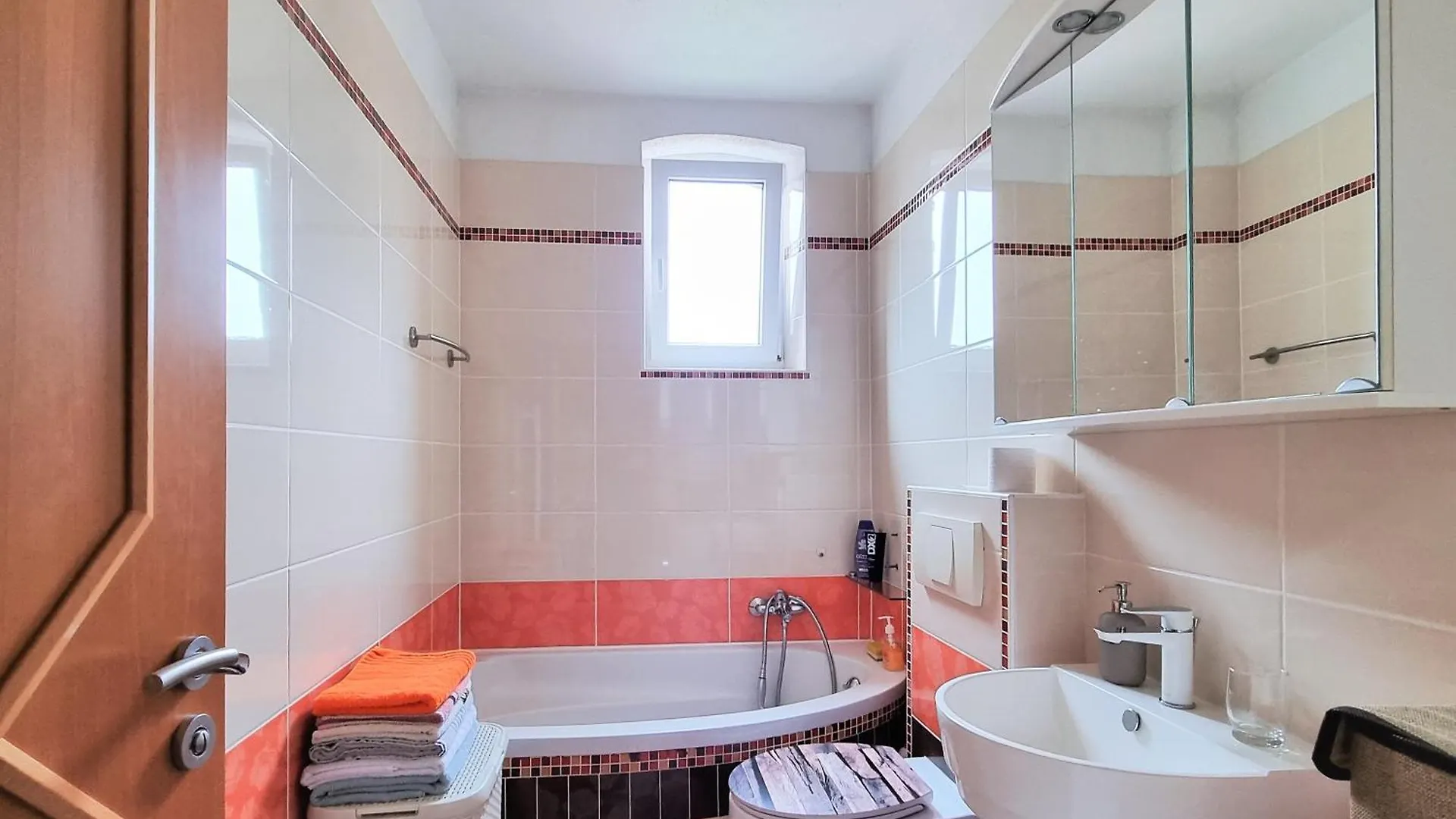 Apartment Bayreuth, Grosse Ferienwohnung Im Haus Mit Kunst, 3 Schlafzimmer, Kueche, Parkplatz
